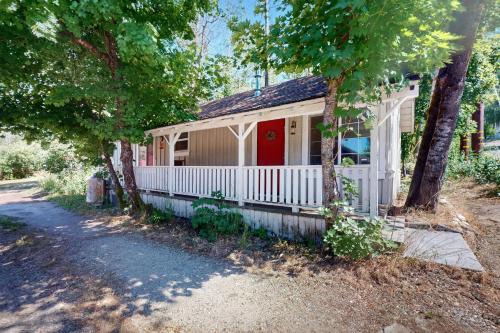 Quincy House | Quaint Quincy Cottage