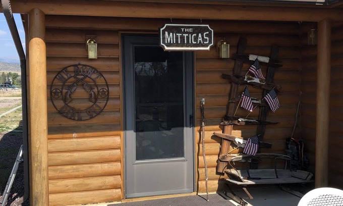 Ennis House | Quaint Riverfront Cabin