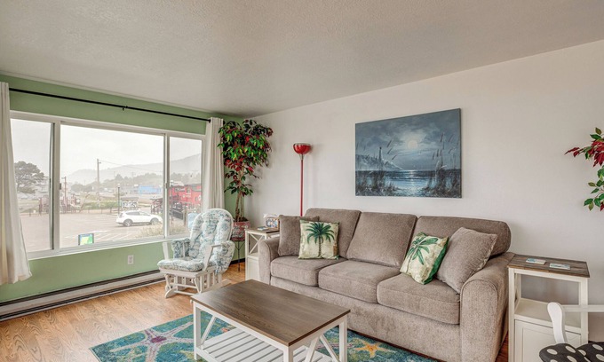 Rockaway Beach Apartment | Quaint Rockaway Beach Gem: Walk to Shore!