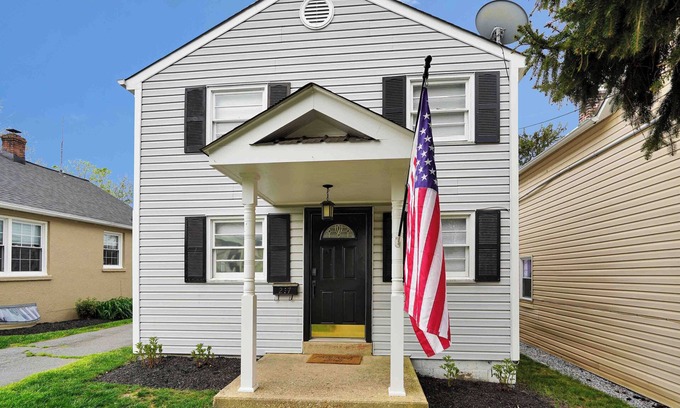 Leesburg's Old and Historic District House | Quaint Royal Cottage @ Historic Leesburg