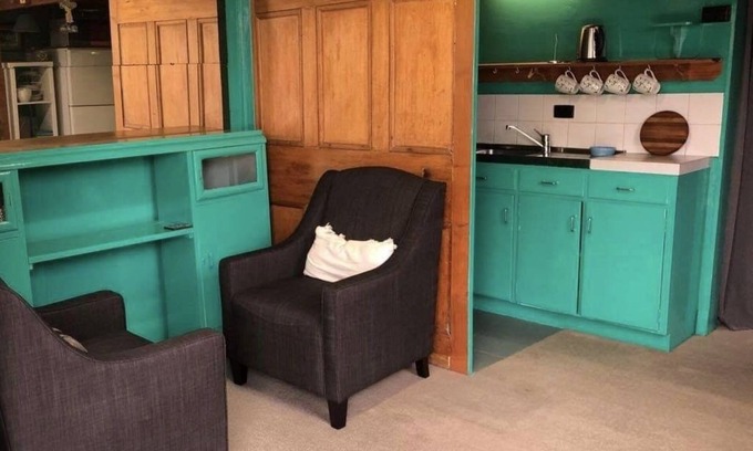 Williamstown Apartment | Quaint, self contained apartment with kitchenette.