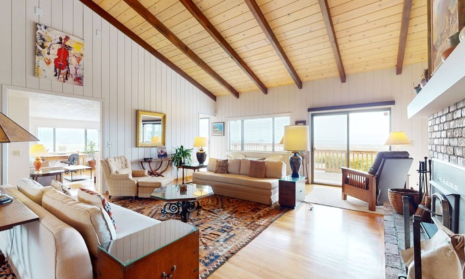 Eureka House | Quaint & Spacious Home w/Panoramic Bay Views & a Large Deck