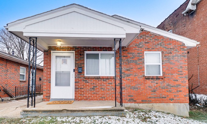 St. Louis House | Quaint St Louis Home ~ 6 Mi to Downtown!