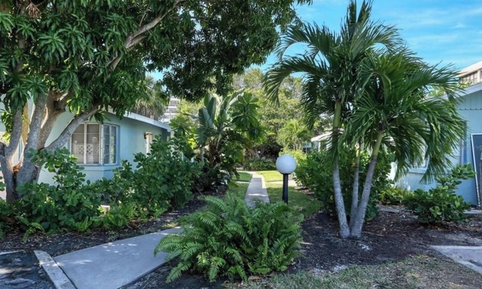 Sarasota Apartment | Quaint Studio on gorgeous Lido Key Beach in Sarasota.