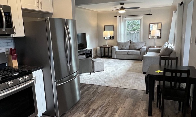 Holland House | Quaint westside neighborhood 2BR/1B 30-day rental close to Lake Mac boardwalk