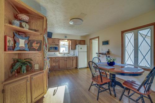 Poland House | Quaint Youngstown Home about 2 Mi to Boardman Park!