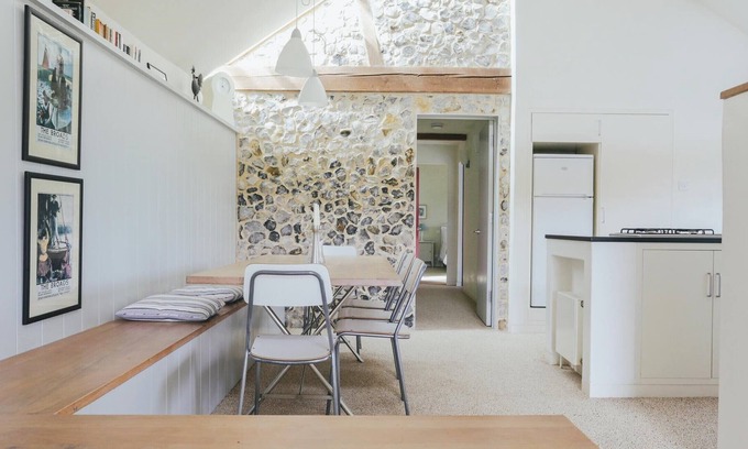 Haveringland House | Quaker Barn is a 5* family and dog-friendly cottage in rural North Norfolk