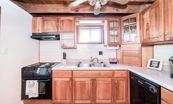 Lynchburg Cottage | Quaker Cottage - Family Friendly, Centrally Located, sleeps 6 (2bd,1ba)