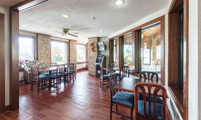 Mineralwells Hotel | Quality Express Inn & Suites