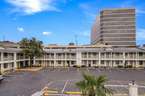 Old East Dallas Hotel | Quality Inn & Suites Dallas-Cityplace