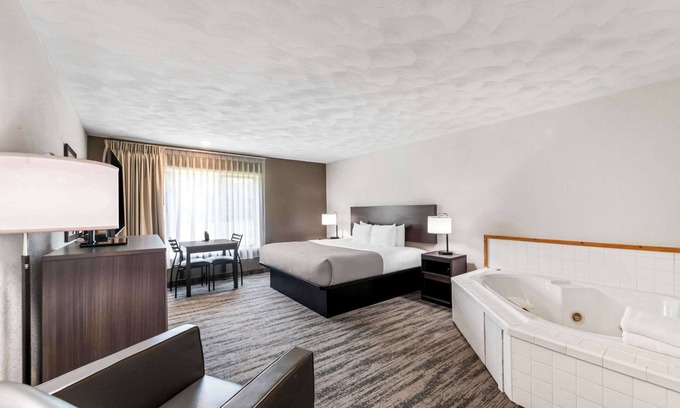 Munising Hotel | Quality Inn & Suites Munising