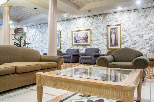 Batavia Hotel | Quality Inn & Suites Palm Island Indoor Waterpark