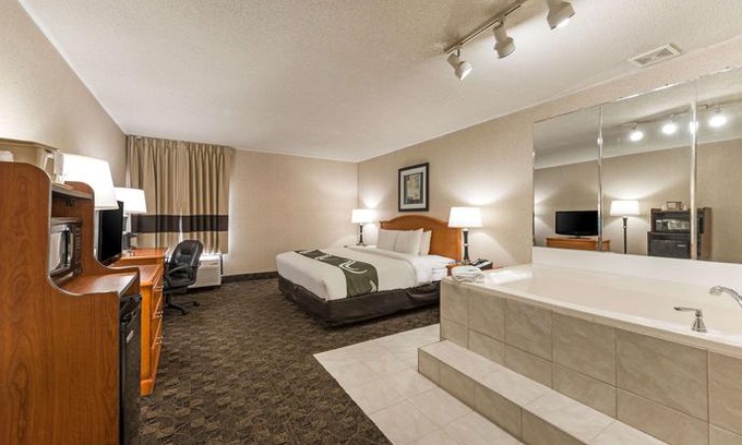 Portage Hotel | Quality Inn & Suites Portage