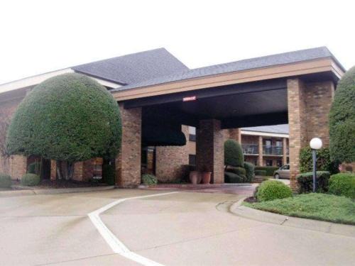 Searcy Hotel | Quality Inn & Suites Searcy I-67