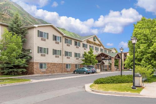 Glenwood Springs Hotel | Quality Inn & Suites On The River