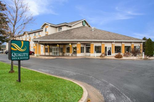 Menomonie Hotel | Quality Inn & Suites