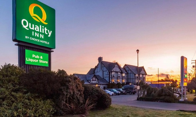 Saanichton Hotel | Quality Inn Waddling Dog