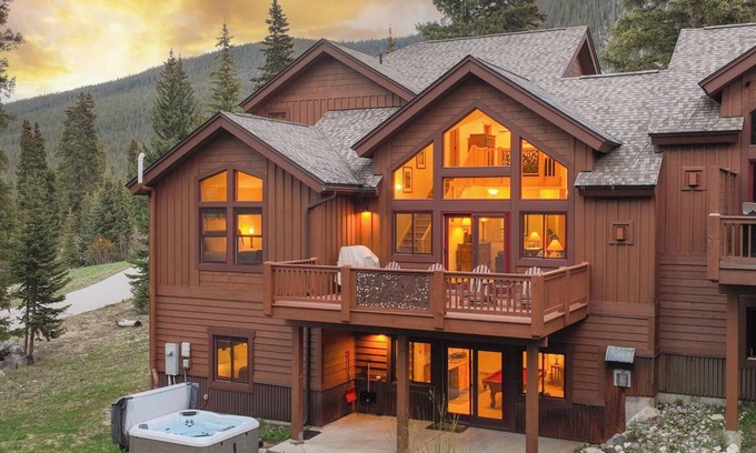 Blue River House | Quandary Mountain Retreat: Hot Tub, 4 Bedrooms, Pool Table, Gas Grill
