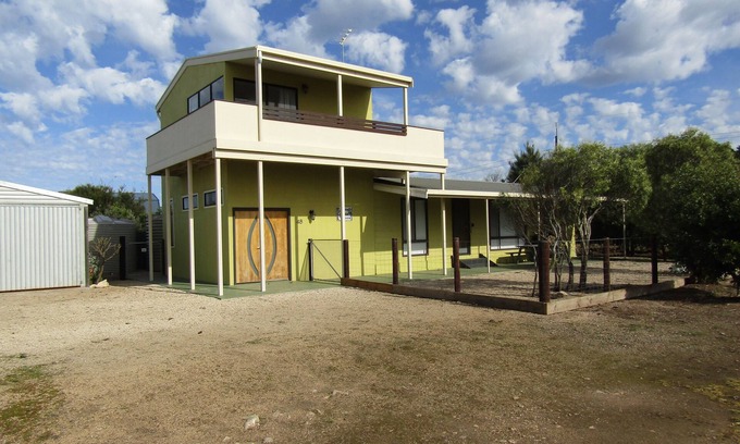 Moorowie House | Quandong Beach Shack - short walk to the beach! Off peak special! Free Wifi