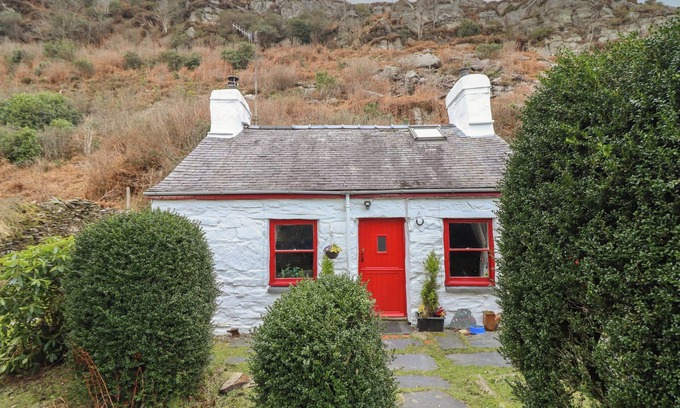 Tanygrisiau Cottage | QUARRY COTTAGE, pet friendly, with open fire in Blaenau Ffestiniog