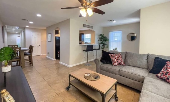 Uptown House | Quarry Downtown Airport 10 mins or less