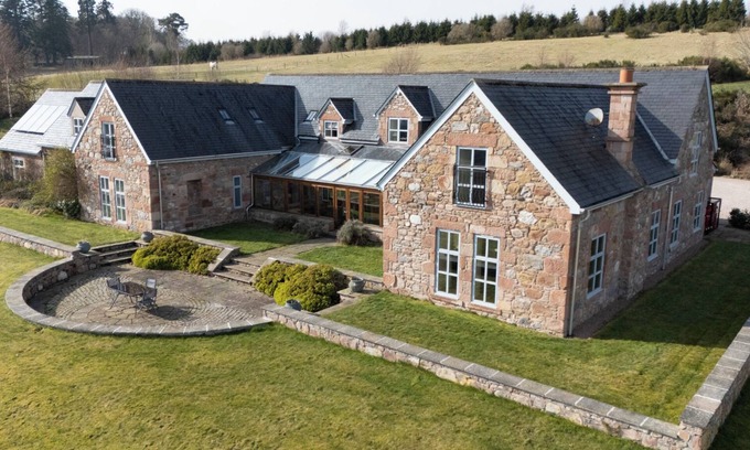 Munlochy Cottage | QUARRYFIELD, pet friendly, with hot tub in Inverness