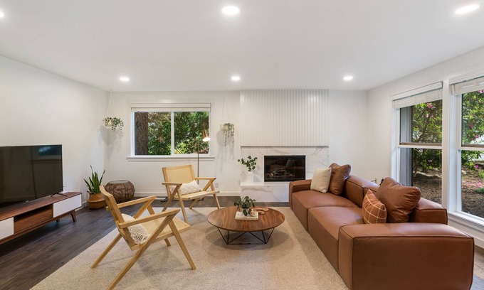 South Hill House | Quarter Acre Wood - Easy access to Mt. Rainier