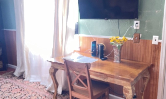 Verdi House | QuarterMaster’s House private road next to greenbelt. Close to many restaurants