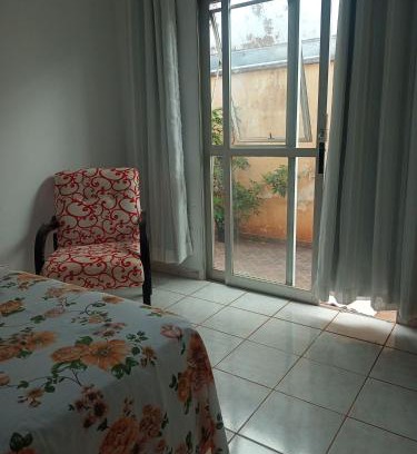 Jau House | Quarto Privado com Banheiro Compartilhado