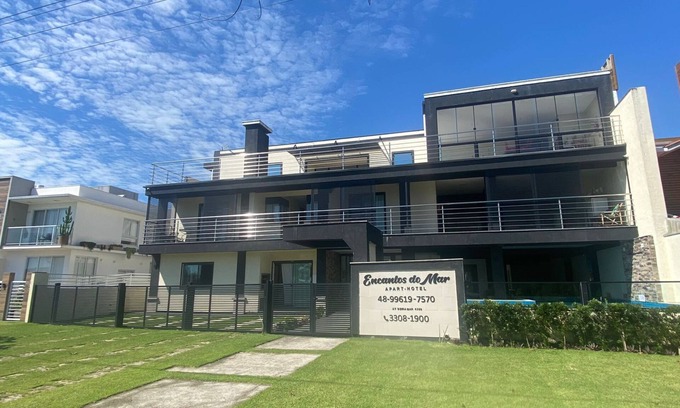 Palhoca Hotel | Quarto Suíte com Banheiro Privativo, Sacada e Vista Lateral, na Beira mar