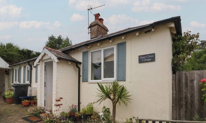 Instow Cottage | QUAY CLOSE COTTAGE, pet friendly, country holiday cottage in Instow