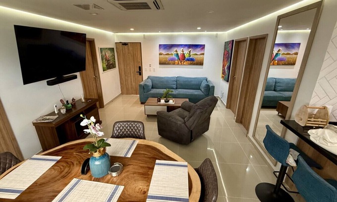 Buenos Aires Condo | Que Chimba de Parche: 1 block to Metro & Zona Viva