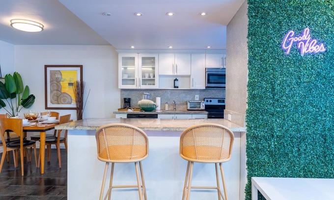 Flamingo/Lummus Apartment | Queen 1bd+balcony 5 min from Ocean Dr FREE PARKING