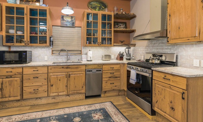 Ruidoso Cabin | Queen Anna | Private hot tub, walk to Midtown!