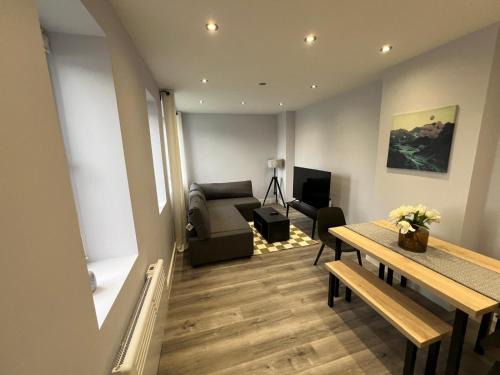 Abingdon Apartment | Queen Apartment - High Spec - En-Suites - 7 Guests