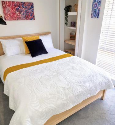 Quinns Rocks Apartment | Queen bed apartment- No sharing, your very own space