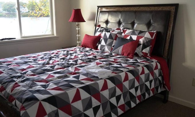 Newtonville Apartment | Queen Bed Beautiful Sunset w River view Fast WiFi