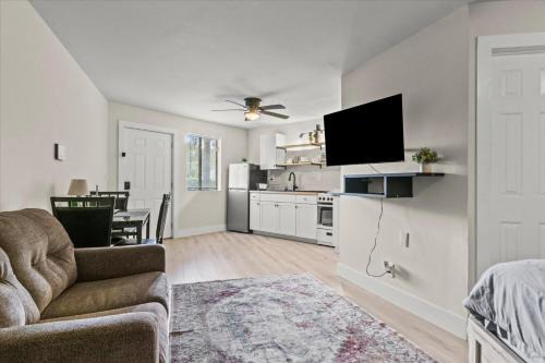 Huntsville Apartment | Queen Bed Modern Studio Apartment in Huntsville