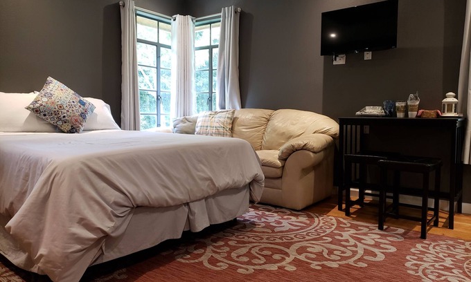 Ingram Hills Apartment | Queen Bed Private Medical Center Area Pets welcome very comfortable bed