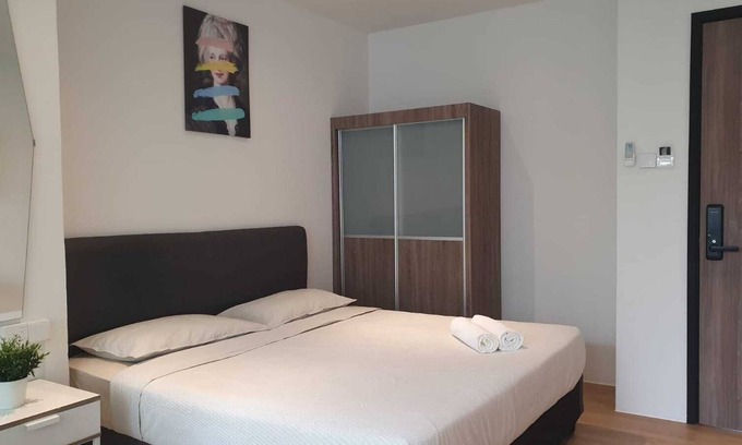 Bukit Merah Apartment | Queen bed Studio Unit @ Outram Park