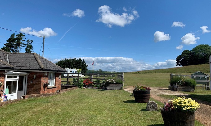 Sandown Cottage | Queen Bower Farm Lodge - a bungalow that sleeps 4 guests in 3 bedrooms