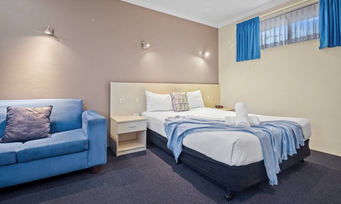 Coffs Harbour Hotel | Queen Deluxe Retreat, Smart TV, Kitchenette & More!