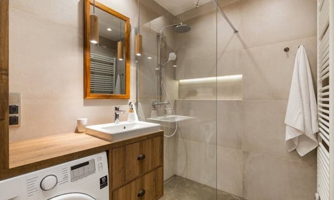 Zwierzyniec Apartment | Queen Deluxe Suite - Stylish comfort & space for a relaxed start