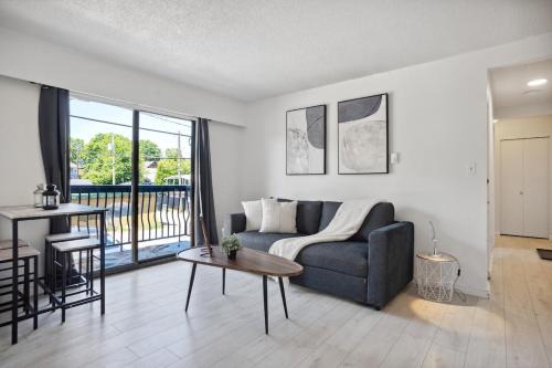 Riley Park Apartment | Queen Elizabeth Garden Stay with Parking and King Bed for 6