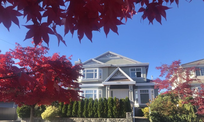 Riley Park-Little Mountain House | Queen Elizabeth Home - in the heart of Vancouver