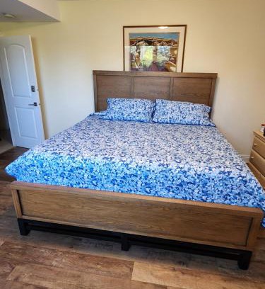 Ottawa Division Apartment | Queen guest apartment