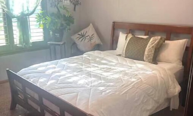 Derby Apartment | Queen Guest Bed