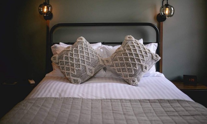 Jacksonville Hotel | Queen Guest Room at The Jacksonville Inn