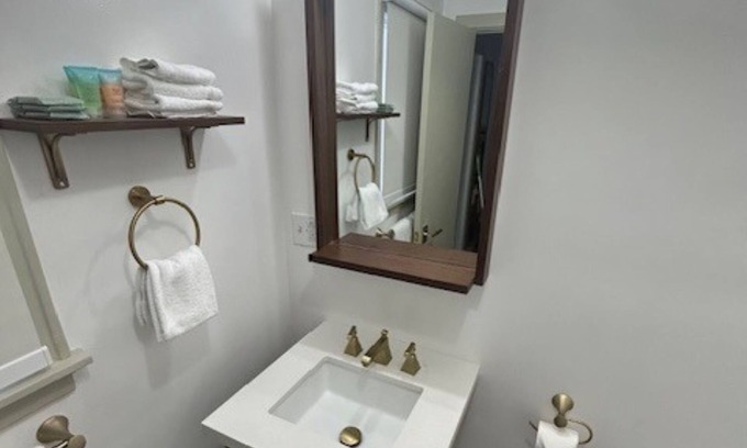 Watkins Glen House | Queen Inn Room - NQI