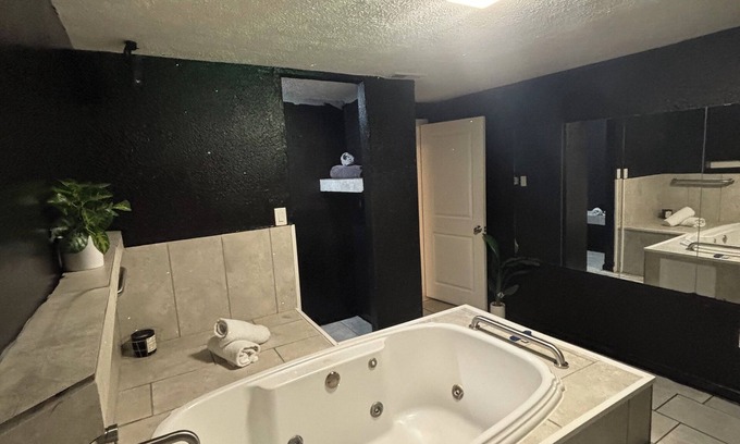 Homestead Apartment | Queen jacuzzi suite